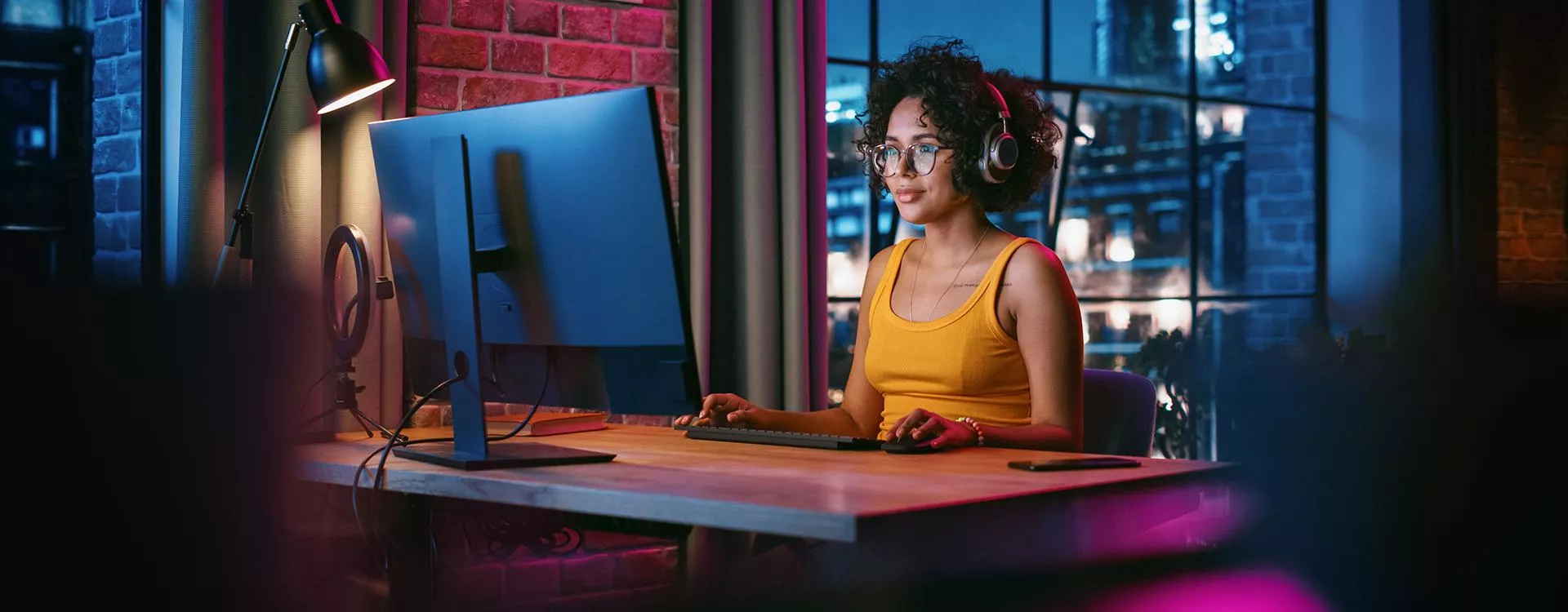 Jeune femme qui travaille sur son ordinateur